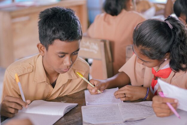 教室で勉強している学生