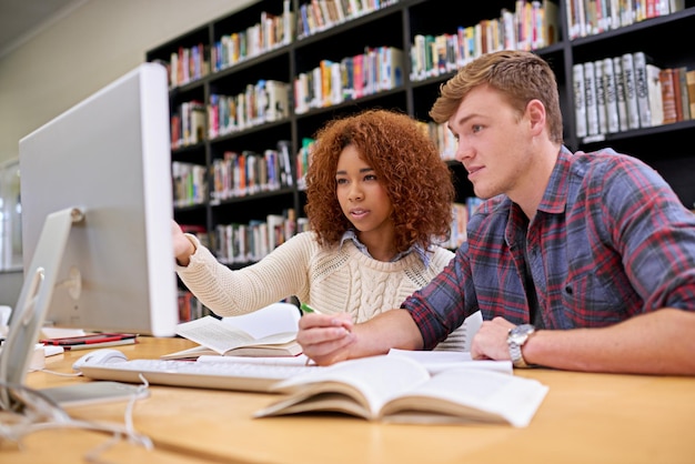 Photo students studying in laboratory