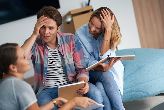 Foto studenti che studiano insieme nello spazio condiviso del campus