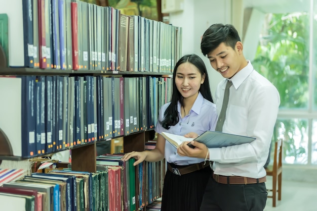 大学の図書館で一緒に勉強している学生