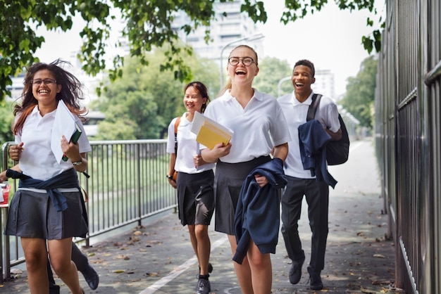 学校から家に帰る生徒