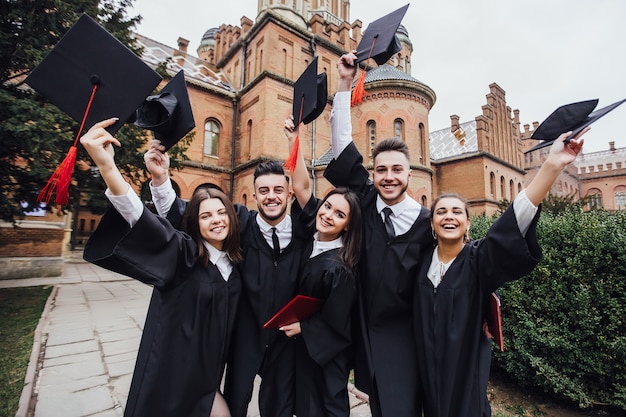 Фото students.university. люди в мантиях. группа студентов