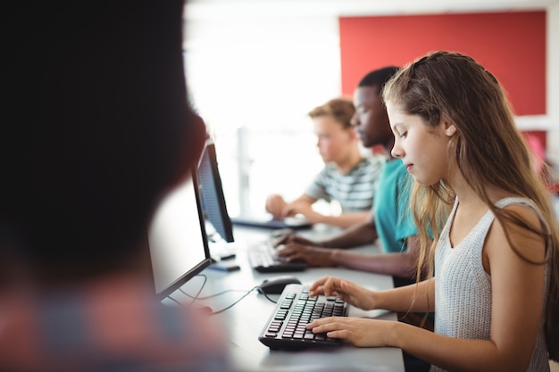 教室でコンピューターを使用している学生
