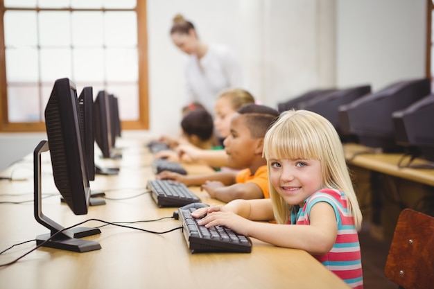 Foto studenti che utilizzano computer in classe