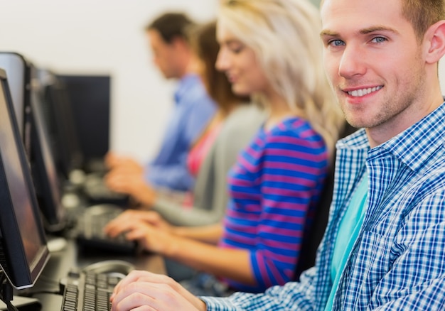 Foto studenti che utilizzano computer nella sala computer