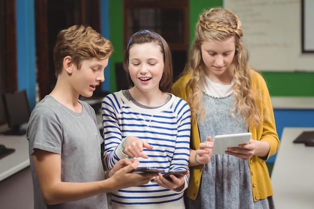 Foto studenti che utilizzano telefono cellulare e tablet digitale