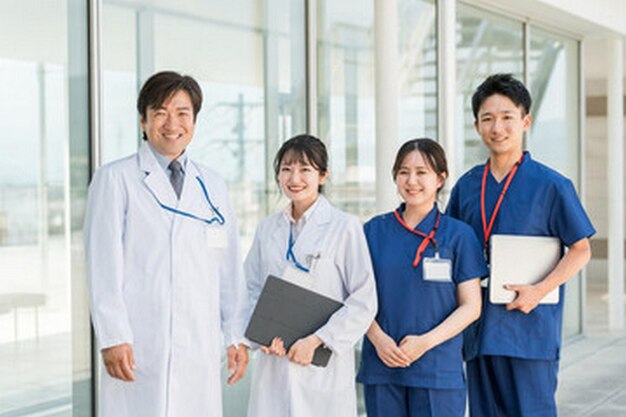 Photo students with a doctor and a patient