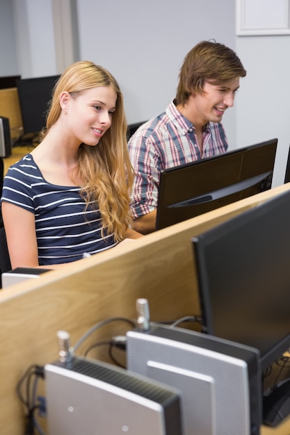 Фото Студенты, работающие вместе на компьютерах