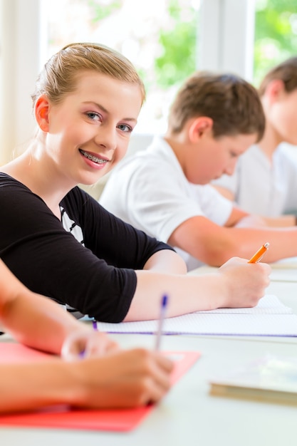 Foto studenti che scrivono una prova a scuola concentrandosi