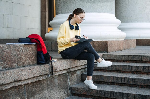 Studietips voor terug naar school gewoonten van succesvolle studenten Outdoor portret van student meisje met