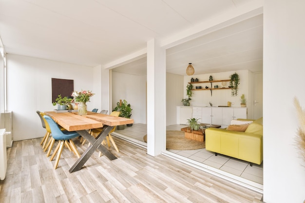 Studio appartement interieur met houten meubilair