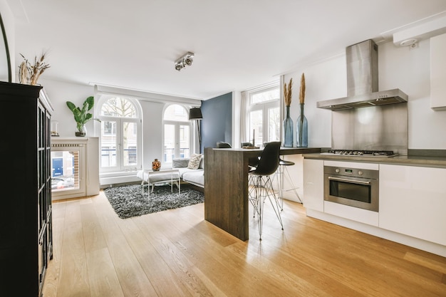 Studio appartement interieur met houten meubilair