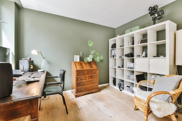 Studio appartement interieur met houten meubilair