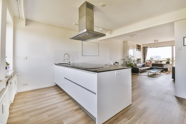 Studio appartement interieur met houten meubilair