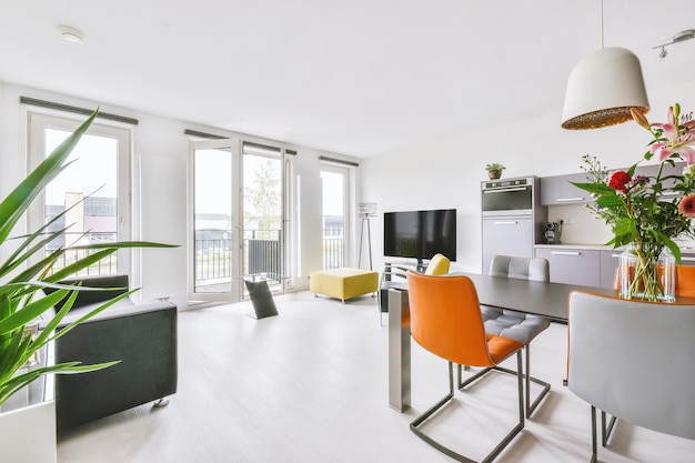 Studio appartement interieur met houten meubilair