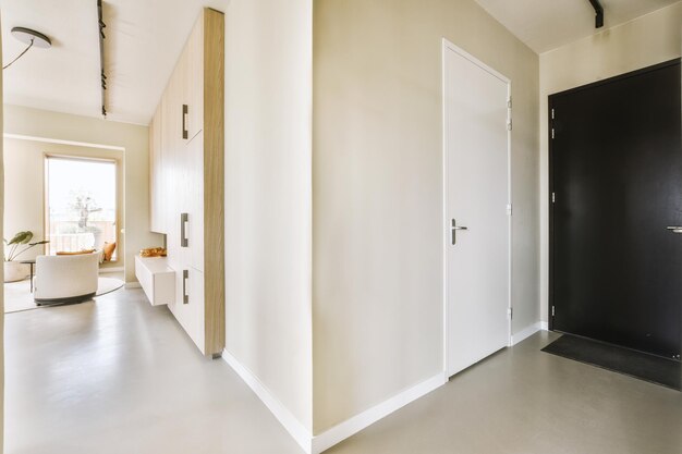 Studio appartement interieur met houten meubilair