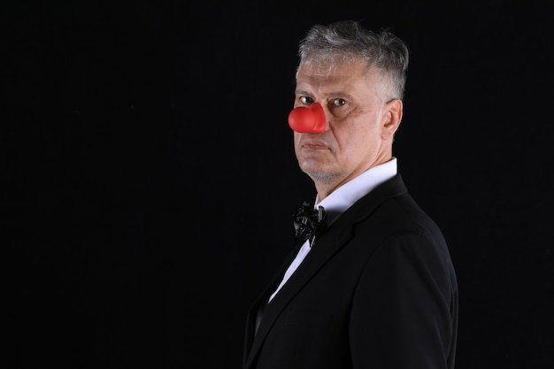 studio donker portret van een man met een rode neus