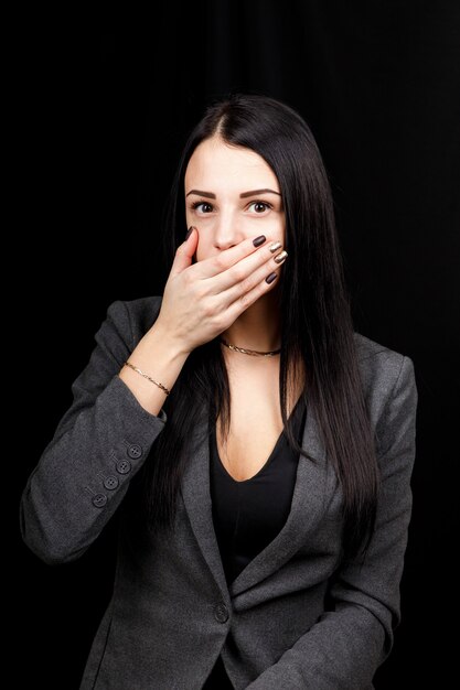 Studio geschoten op een zwarte achtergrond van een blanke vrouw, ik zeg niet dat de pose shows.