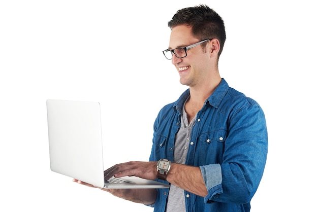 Студийный ноутбук и деловой человек в очках, читающий новости онлайн-сайт или социальные сети, изолированные на белом фоне Программное обеспечение цифровых технологий и электронный маркетинг работника или пользователя