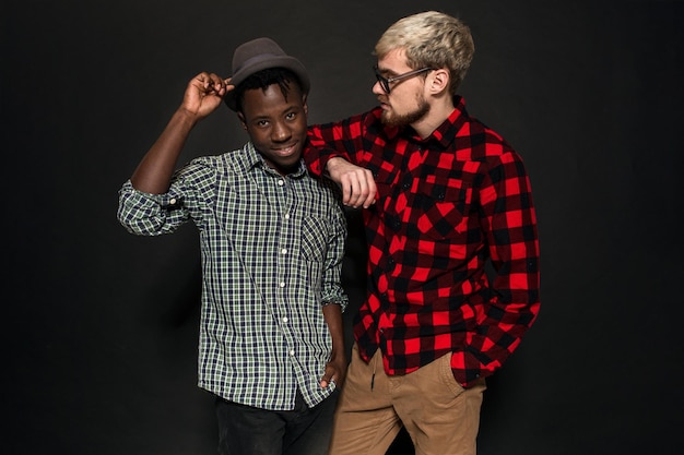 Foto studio lifestyle portret van twee beste vrienden hipster jongens die gek worden en geweldige tijd hebben samen...