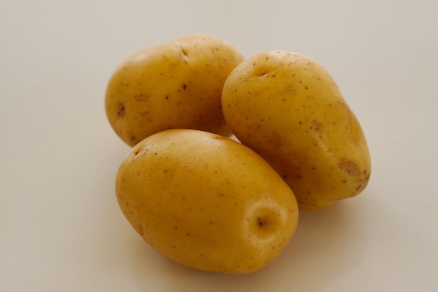 Studio opname van drie rauwe aardappelen