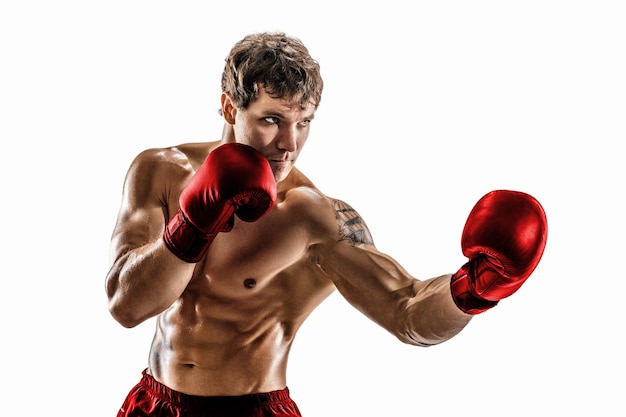 Studio-opname van een atleet-bokser die traint met het oefenen van uppercut op witte achtergrond rode handschoenen