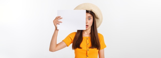 Studio-opname van een geschokte vrouw die ongelovig naar de rekeningen kijkt, geïsoleerd op een witte achtergrond