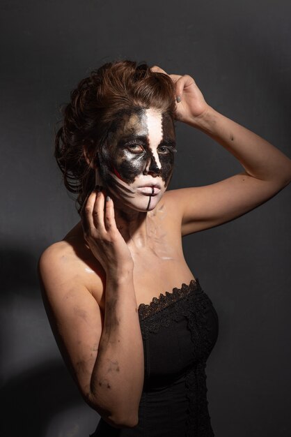 Studio-opname van een vrouw die Halloween-make-up draagt