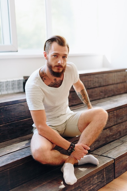 Foto in studio di un bel giovane con la barba