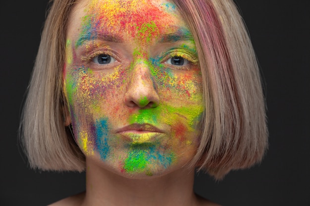 Фото Портрет студии молодой модели с красочным смешиванием краски.