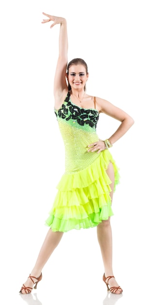 Студийный портрет молодой привлекательной женщины, танцующей фламенко