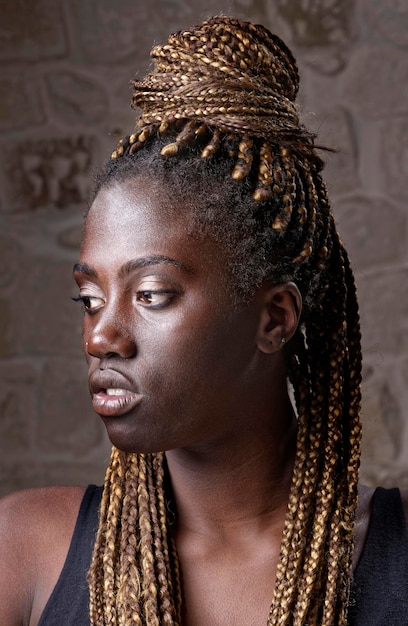Студийный портрет молодой чернокожей женщины с косичками