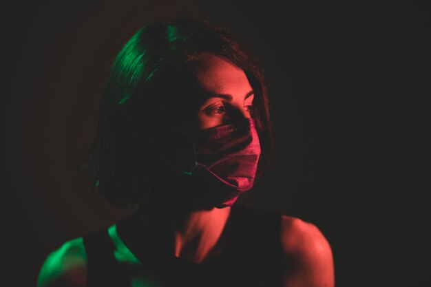 Studio portret geschoten met coronavirus masker