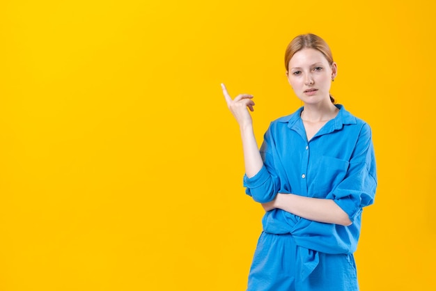 Studio portret mooie jonge vrouw denken en kijken naar camera dragen