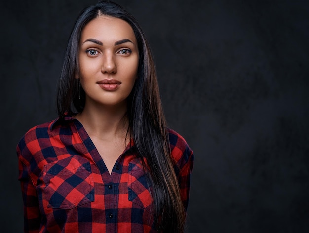 Studio portret van brunette glamour hipster vrouw gekleed in een rood fleece shirt over grijze achtergrond.