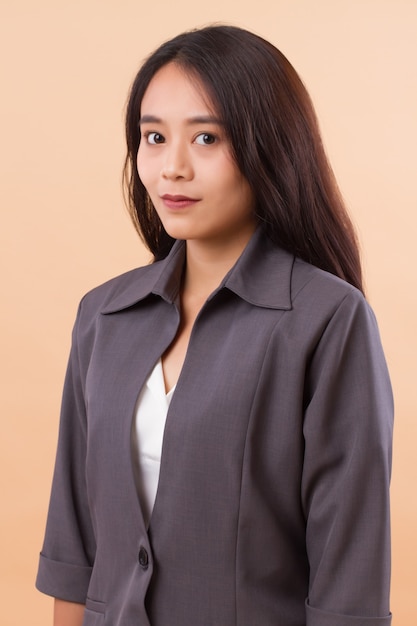 Studio portret van jonge Aziatische zakenvrouw
