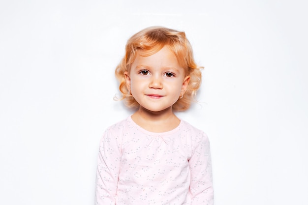Studio portret van kind meisje met blond krullend haar