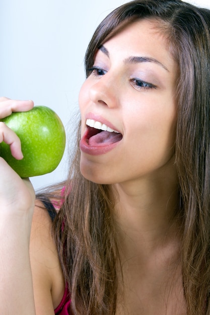 Studio Portret van mooie jonge vrouw eten