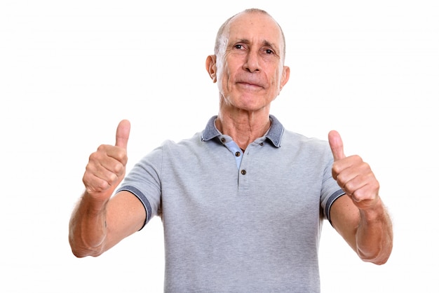 Studio portret van senior man met kort haar geïsoleerd tegen wit