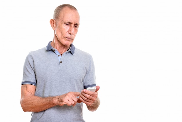 Studio portret van senior man met kort haar geïsoleerd tegen wit