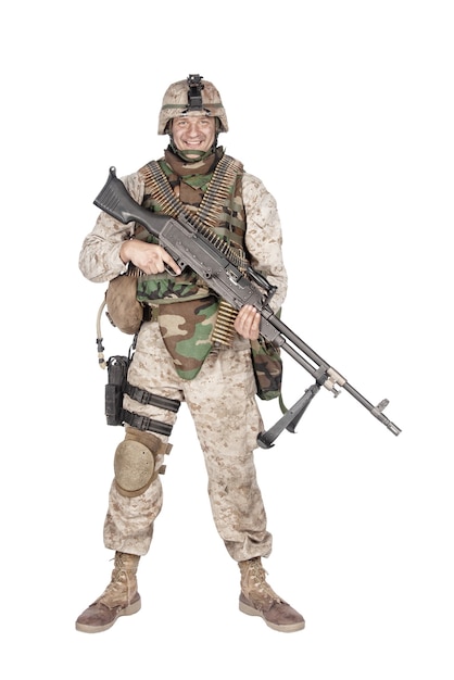 Studio shoot van leger, marine machine gunner in camouflage gevechtsuniform en kogelvrije vesten, staande met machinegeweer, geïsoleerd op wit