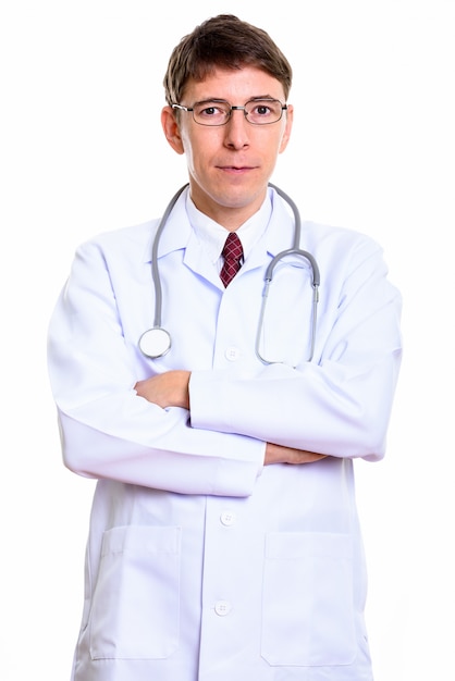 白い背景に対して隔離されて立っている白人男性医師のスタジオ撮影