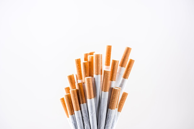 Студийный снимок сигарет, изолированных на сером