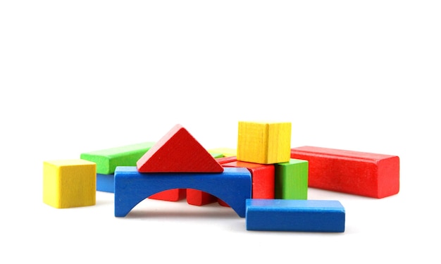 Студийный снимок красочных игрушечных блоков на белом фоне