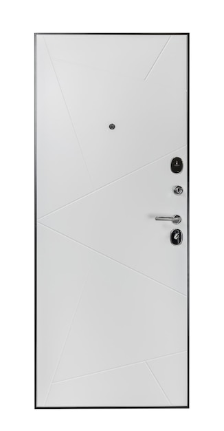 Студийный снимок входной металлической двери с деревянным покрытием на белом фоне