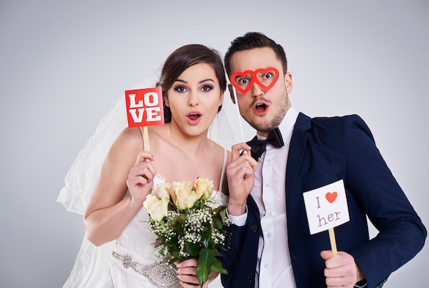 Foto studio shot di un matrimonio divertente e giovane