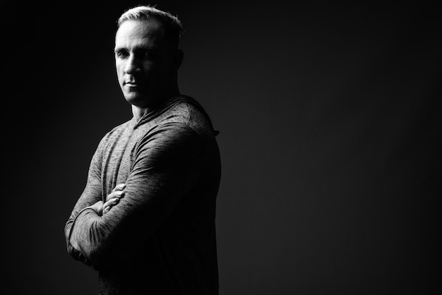 Studio shot of muscular man in black and white