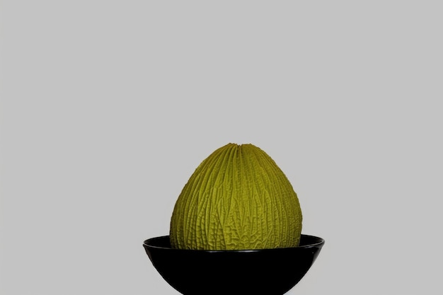 Фото Студийный снимок женщины, держащей авокадо на сером фоне, созданный с помощью генеративного ии