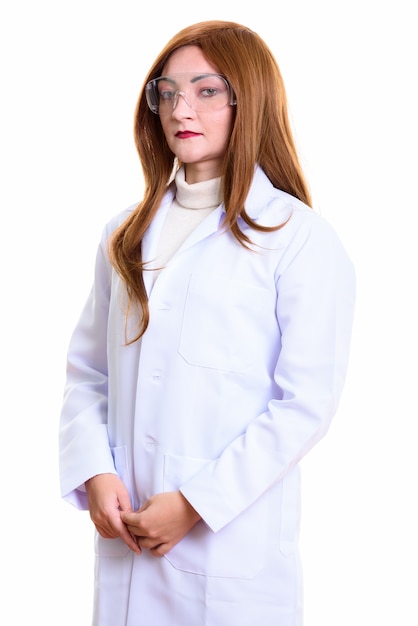 Фото Студийный снимок женщины-врача, стоя изолированной на белом фоне