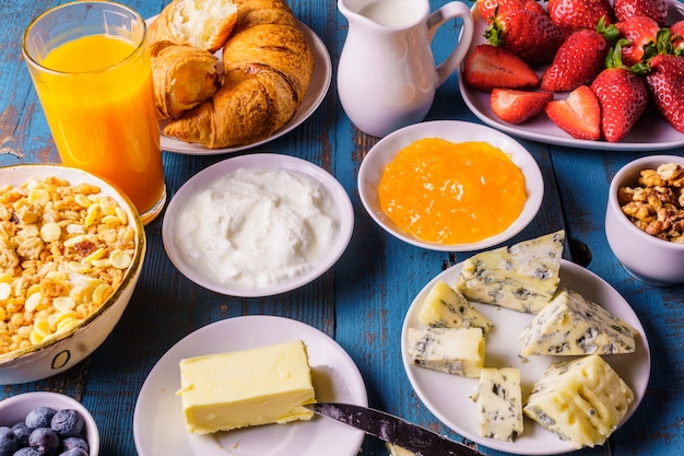 Un colpo di studio di colazione biologica mattina, orizzontale.